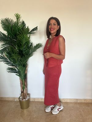 Falda entubada de punto con apertura trasera.