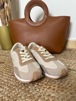 Deportivas en colores beige y camel.