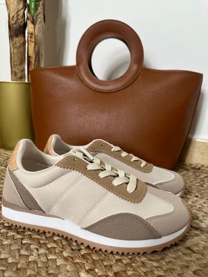 Deportivas en colores beige y camel.