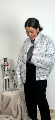 Bomber acolchada en lentejuelas plateadas: