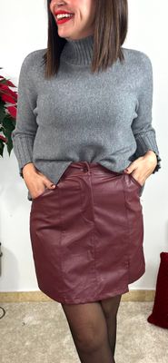 Falda polipiel con abetura burdeos
