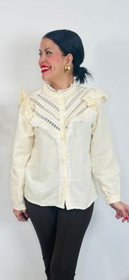 Camisa con detalles y volantes