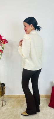 Camisa con detalles y volantes