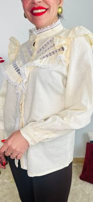Camisa con detalles y volantes