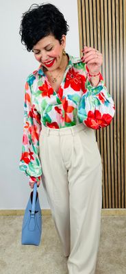 Blusa satinada con estampado floral