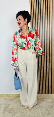 Blusa satinada con estampado floral