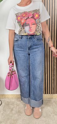 Jeans con bajo vuelto y pernera recta .