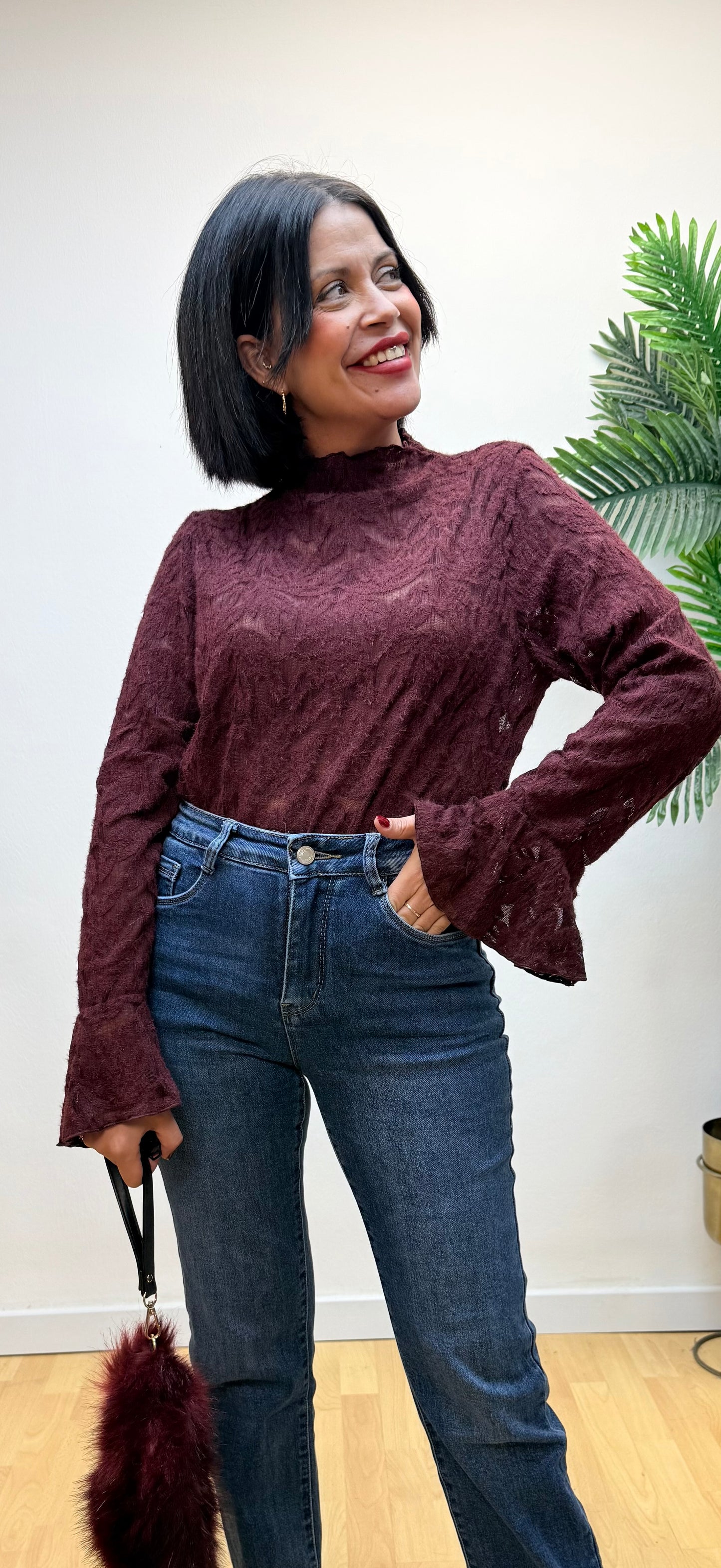 Camiseta encaje mangas volantes burdeos