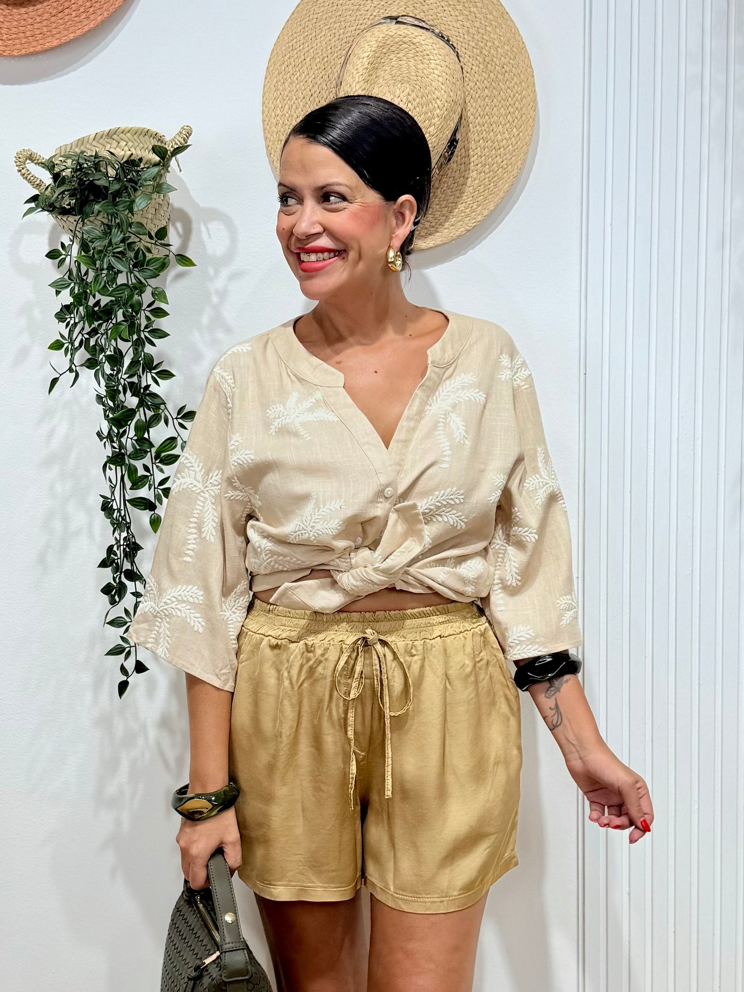 Short satinado camel