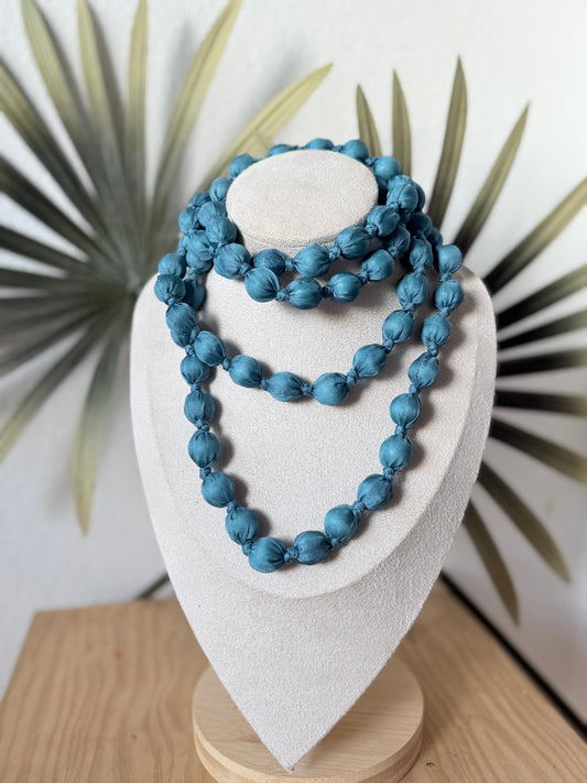 Collar bolas azul