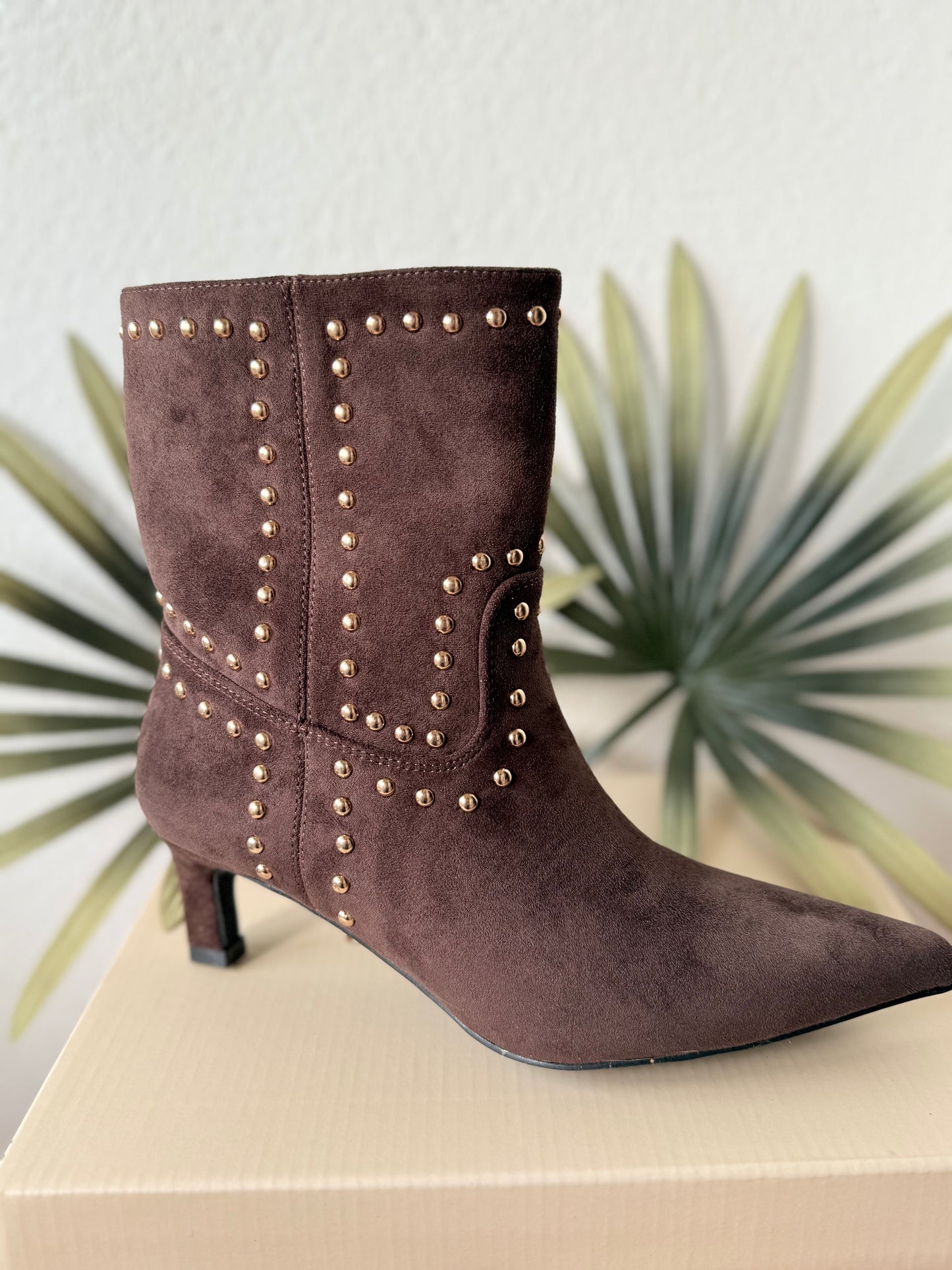 Botin Antelina tachas chocolate