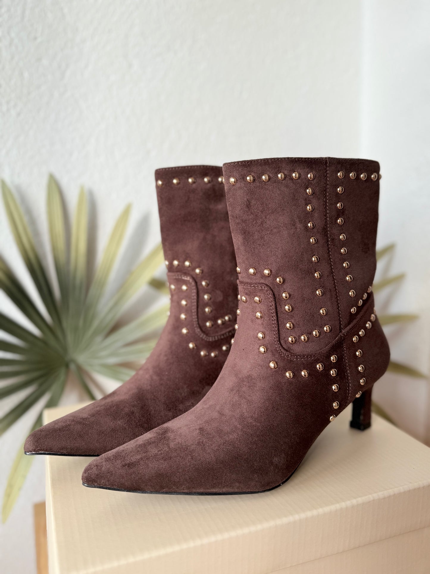 Botin Antelina tachas chocolate