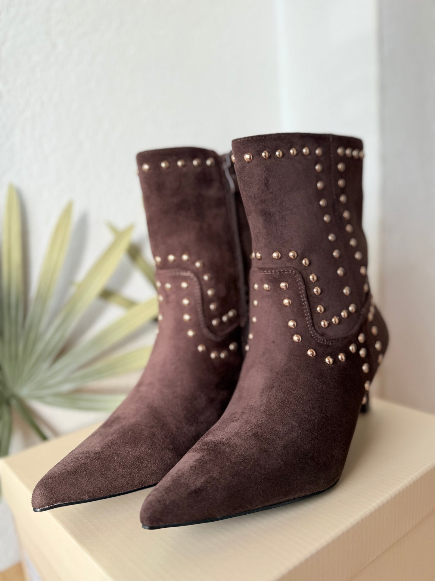 Botin Antelina tachas chocolate