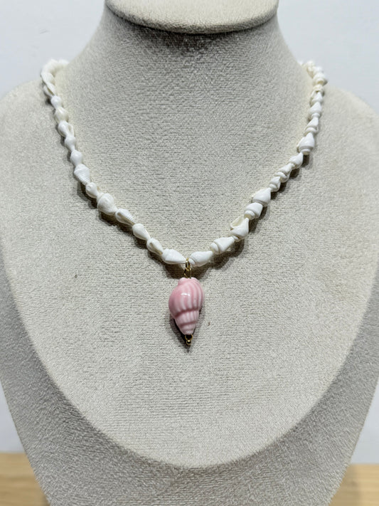 Collar perlado caracola rosa