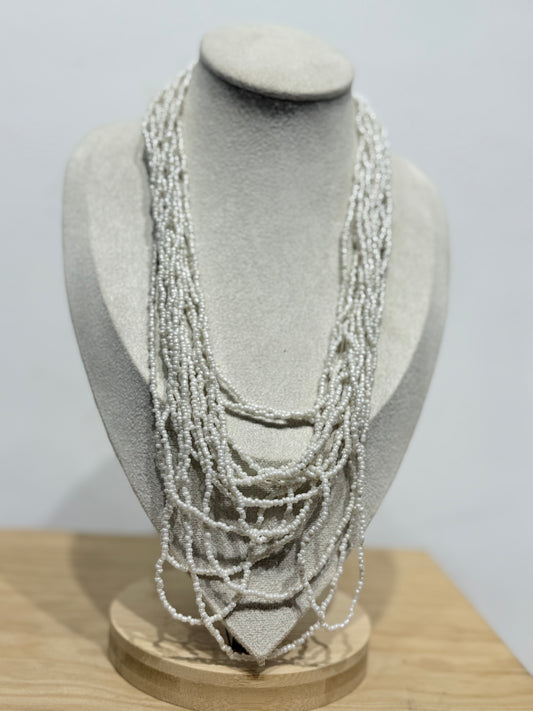 Collar cascada blanca