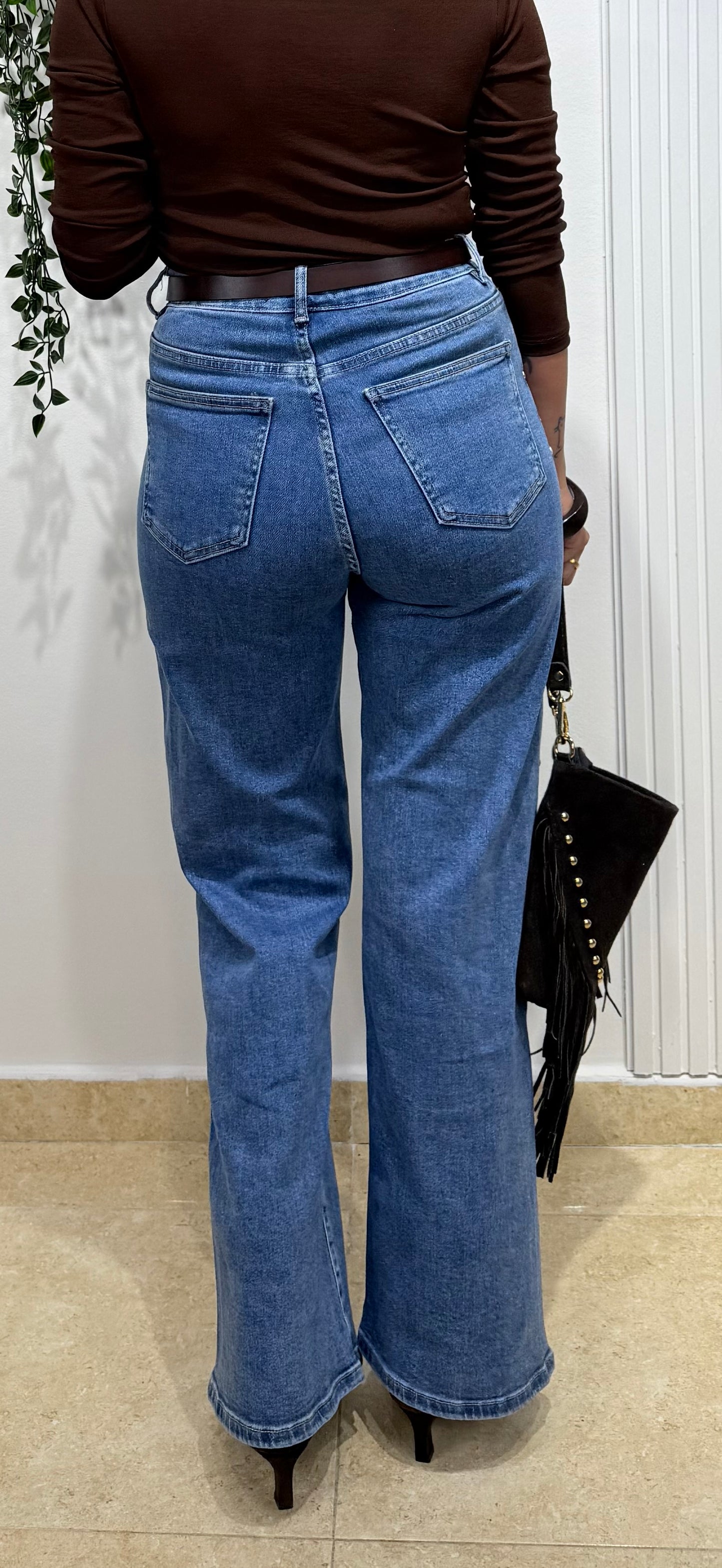 Jeans azul wide leg tachas