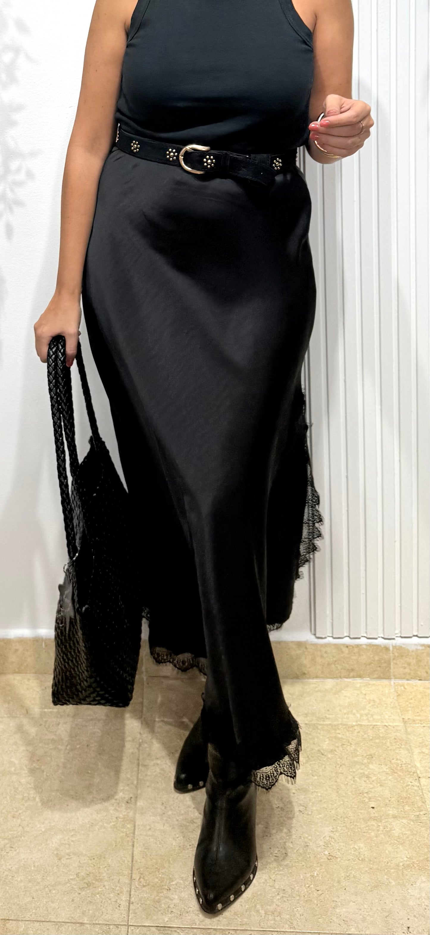 Falda satinada negra encaje