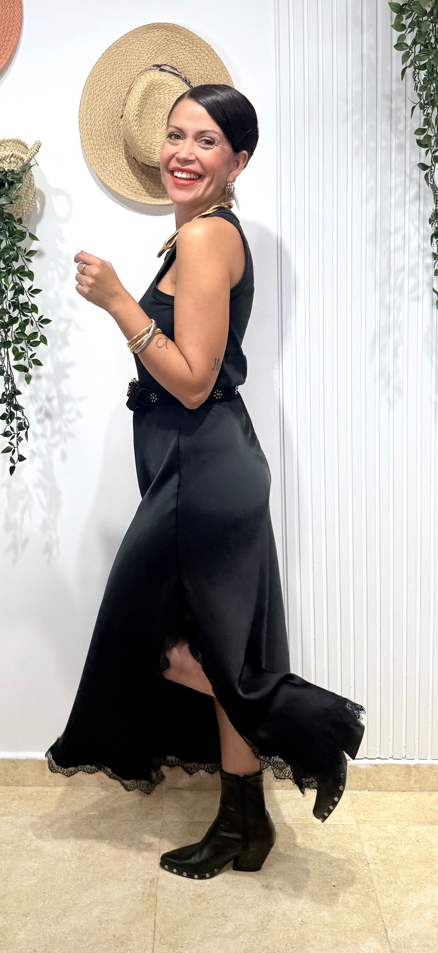 Falda satinada negra encaje
