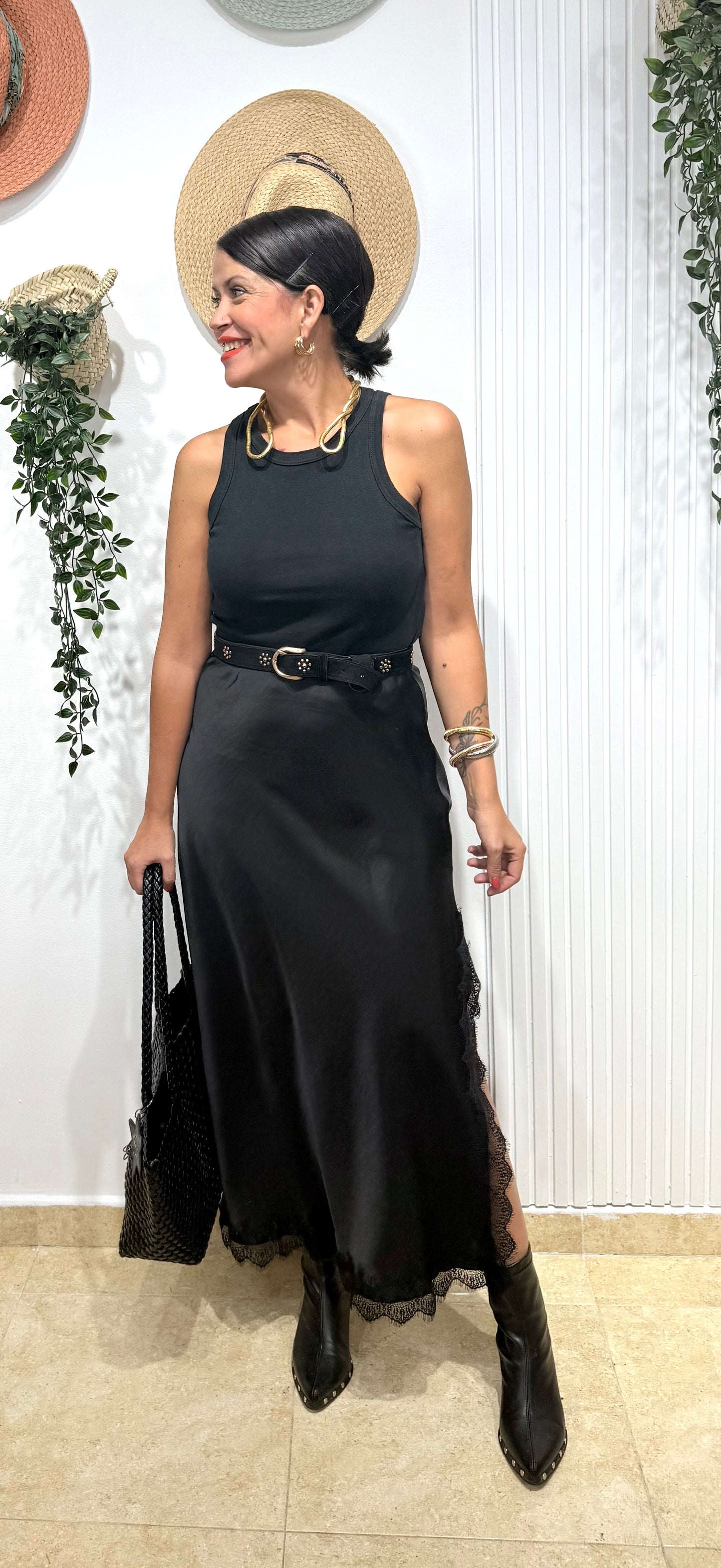 Falda satinada negra encaje