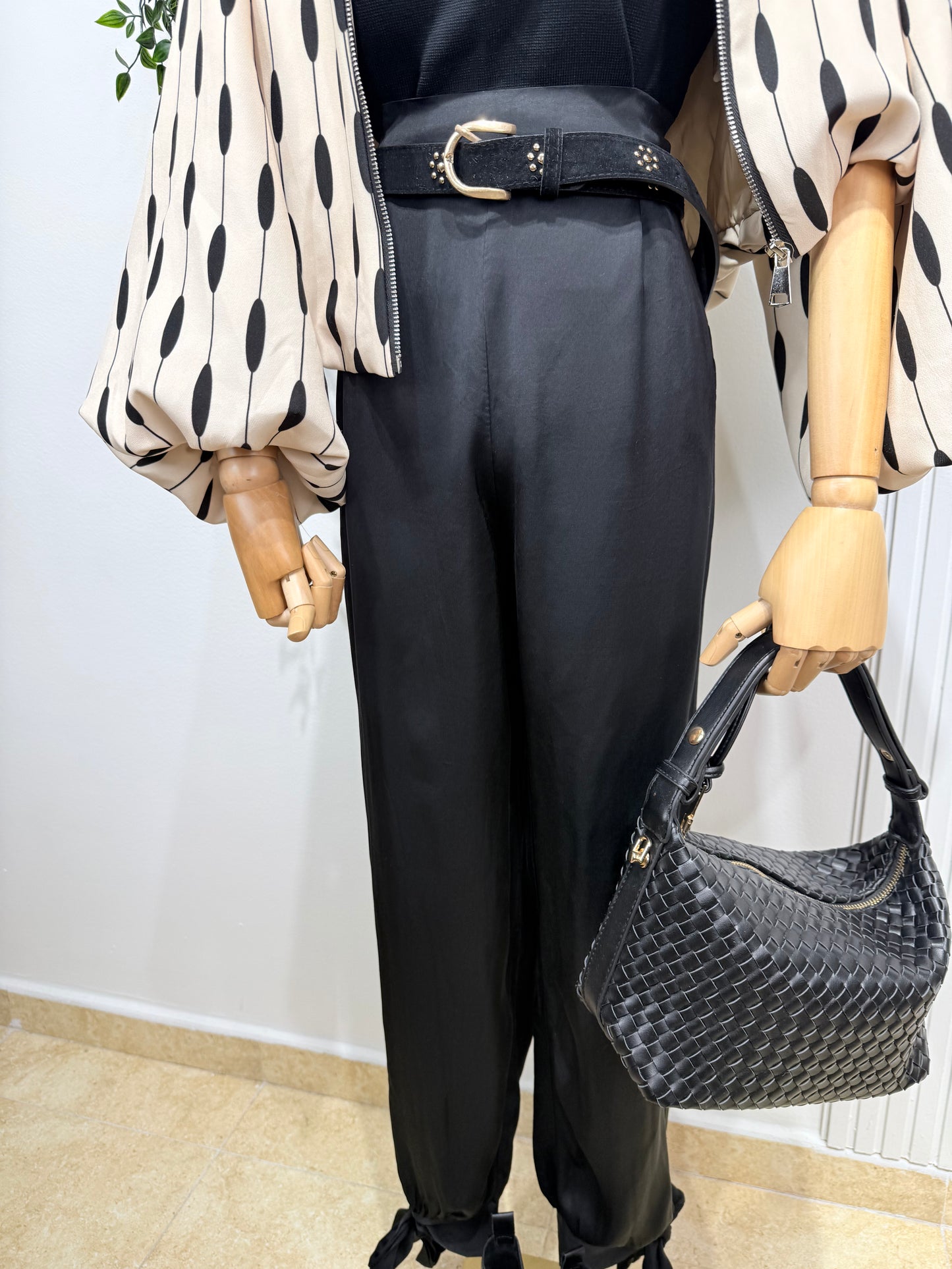 Pantalón Aladin negro satinado lazo