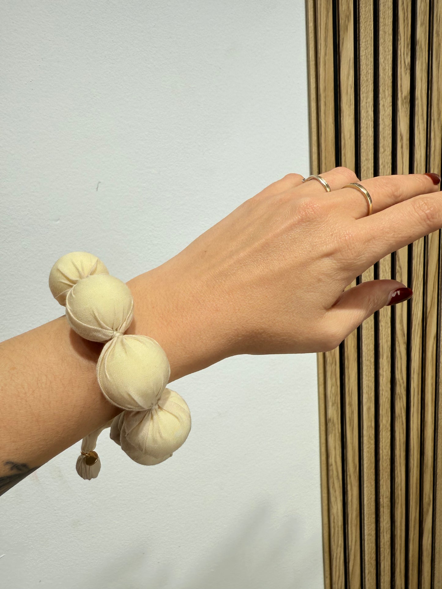Pulsera Borlones crema 