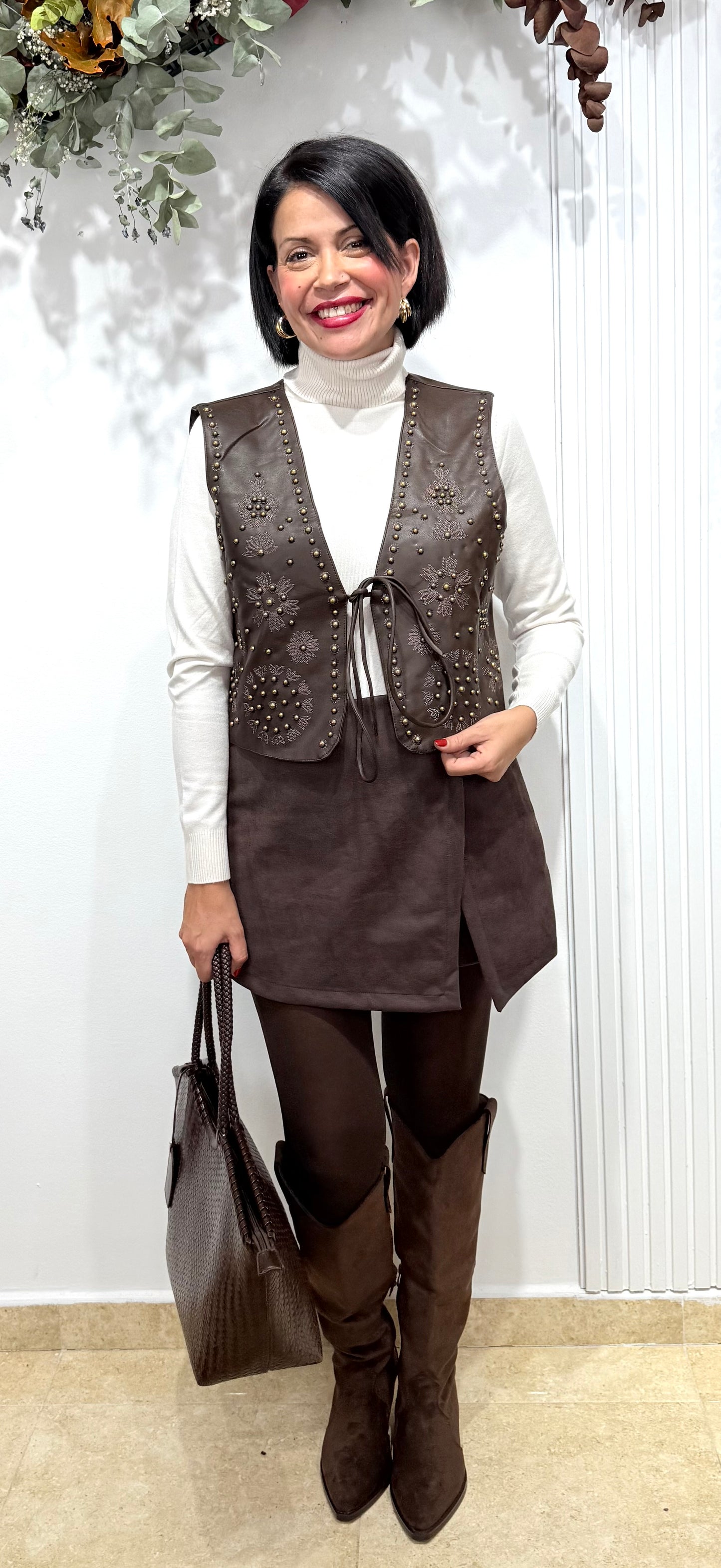 Chaleco tachas y bordado chocolate