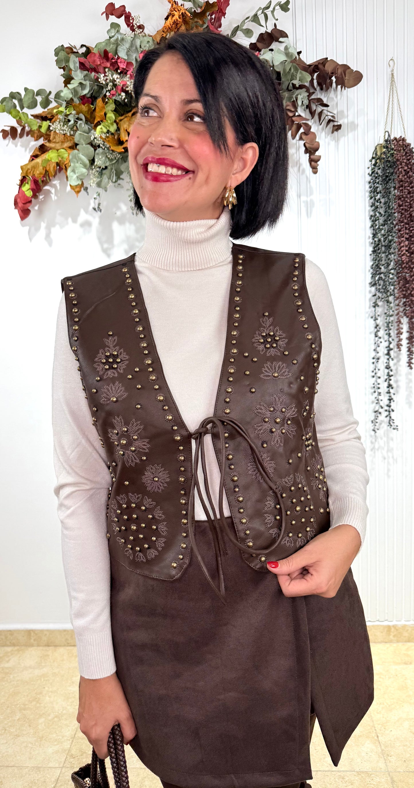 Chaleco tachas y bordado chocolate