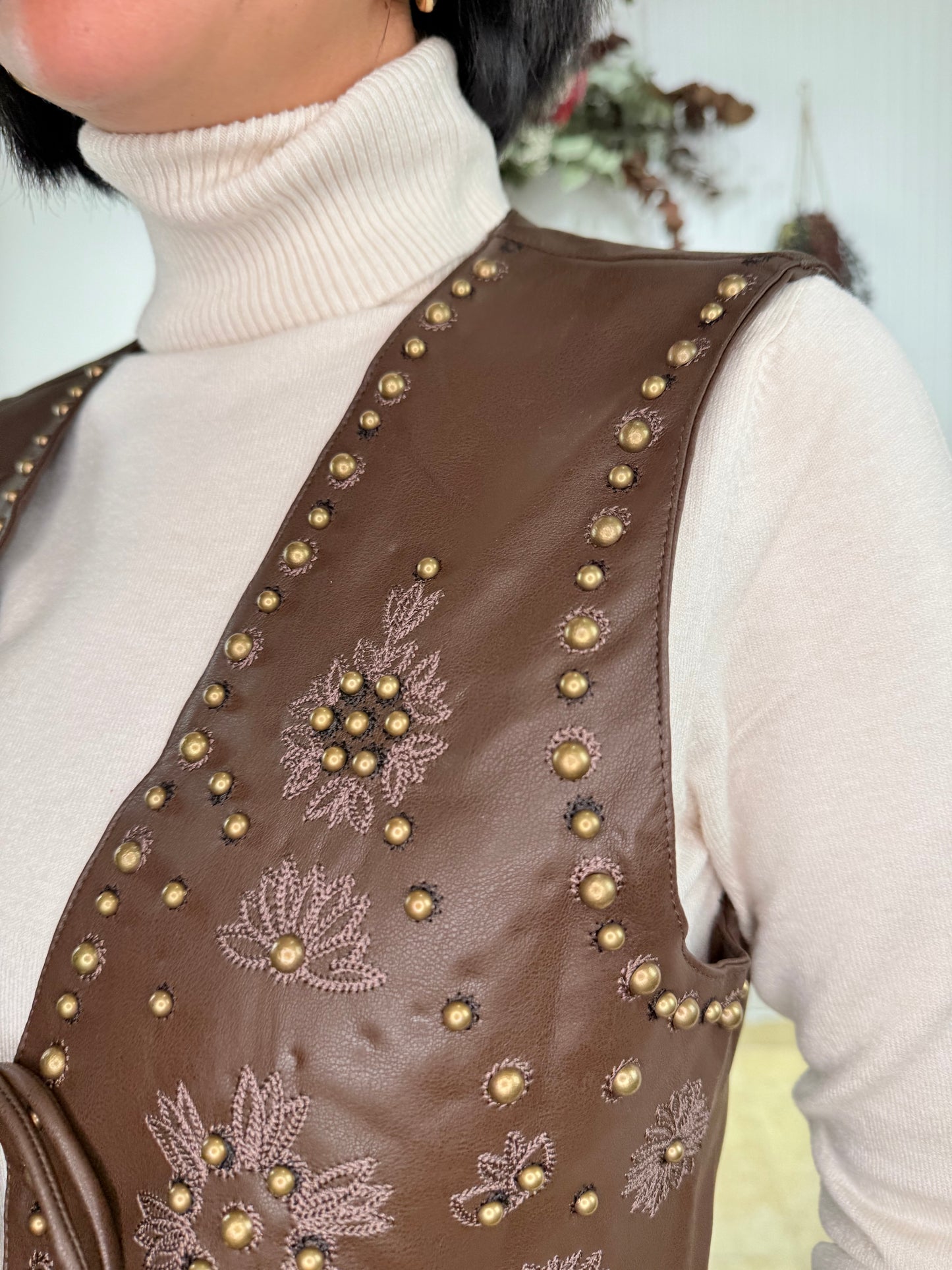 Chaleco tachas y bordado chocolate