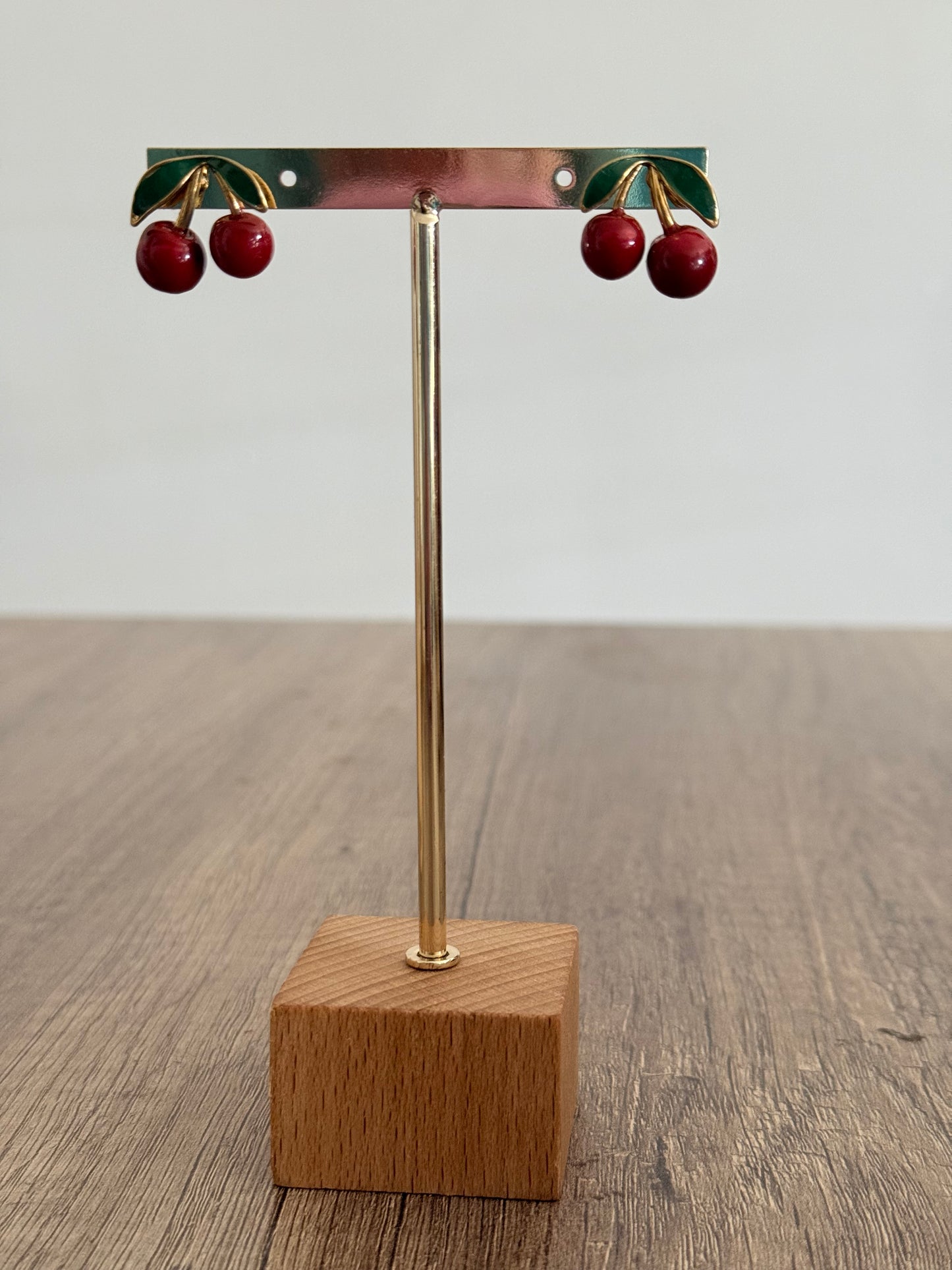 Pendiente con detalle cereza