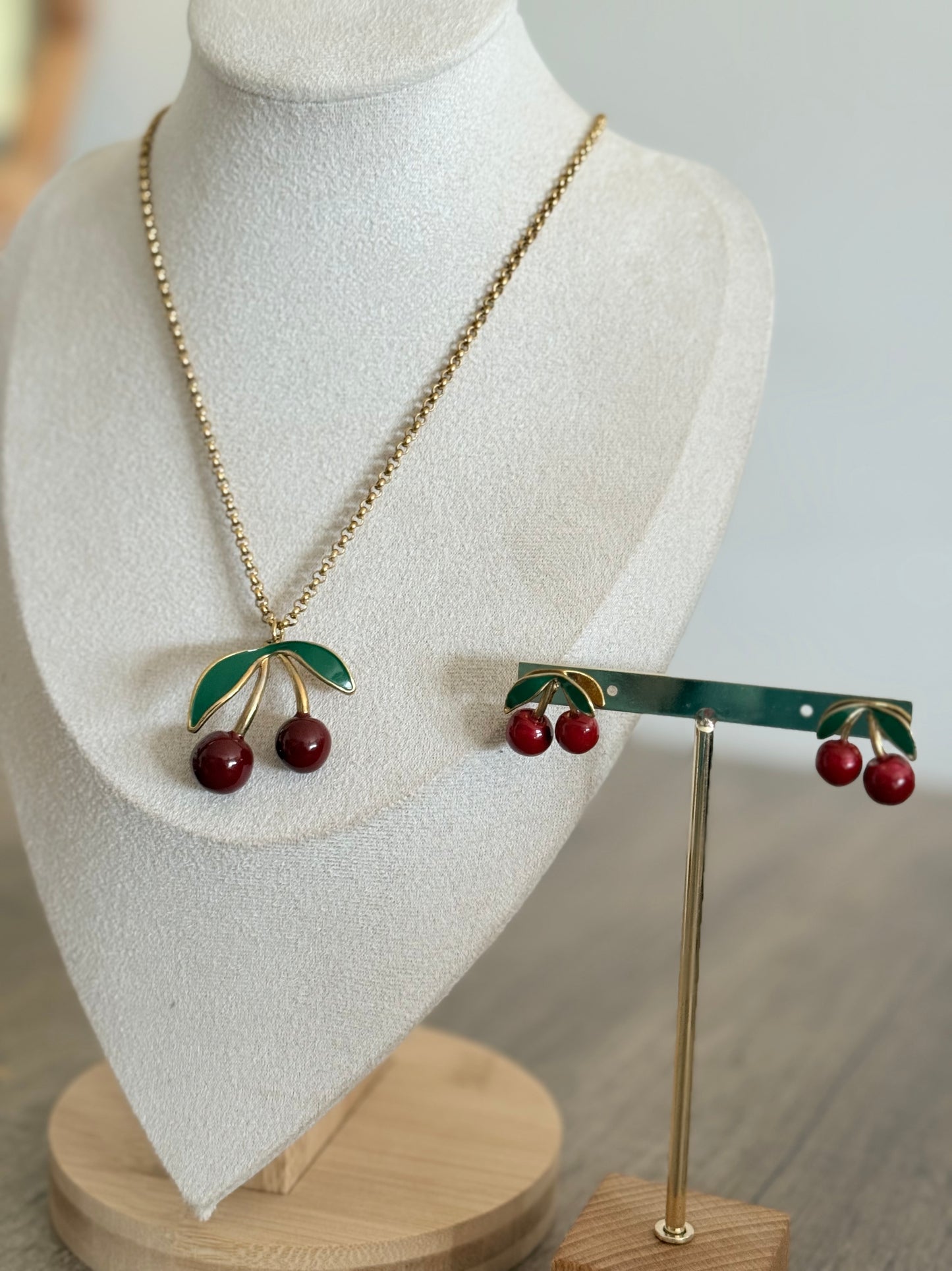 Pendiente con detalle cereza