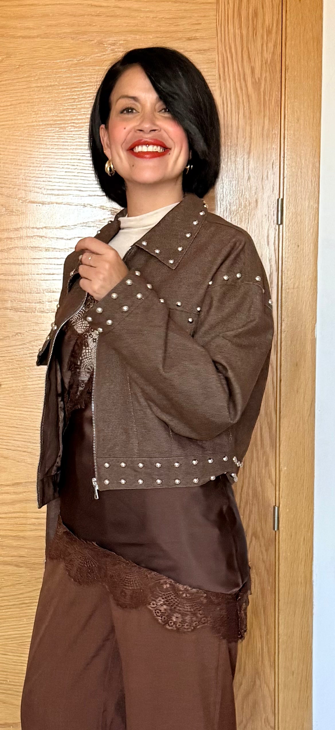 Chaqueta forrada tachas chocolate