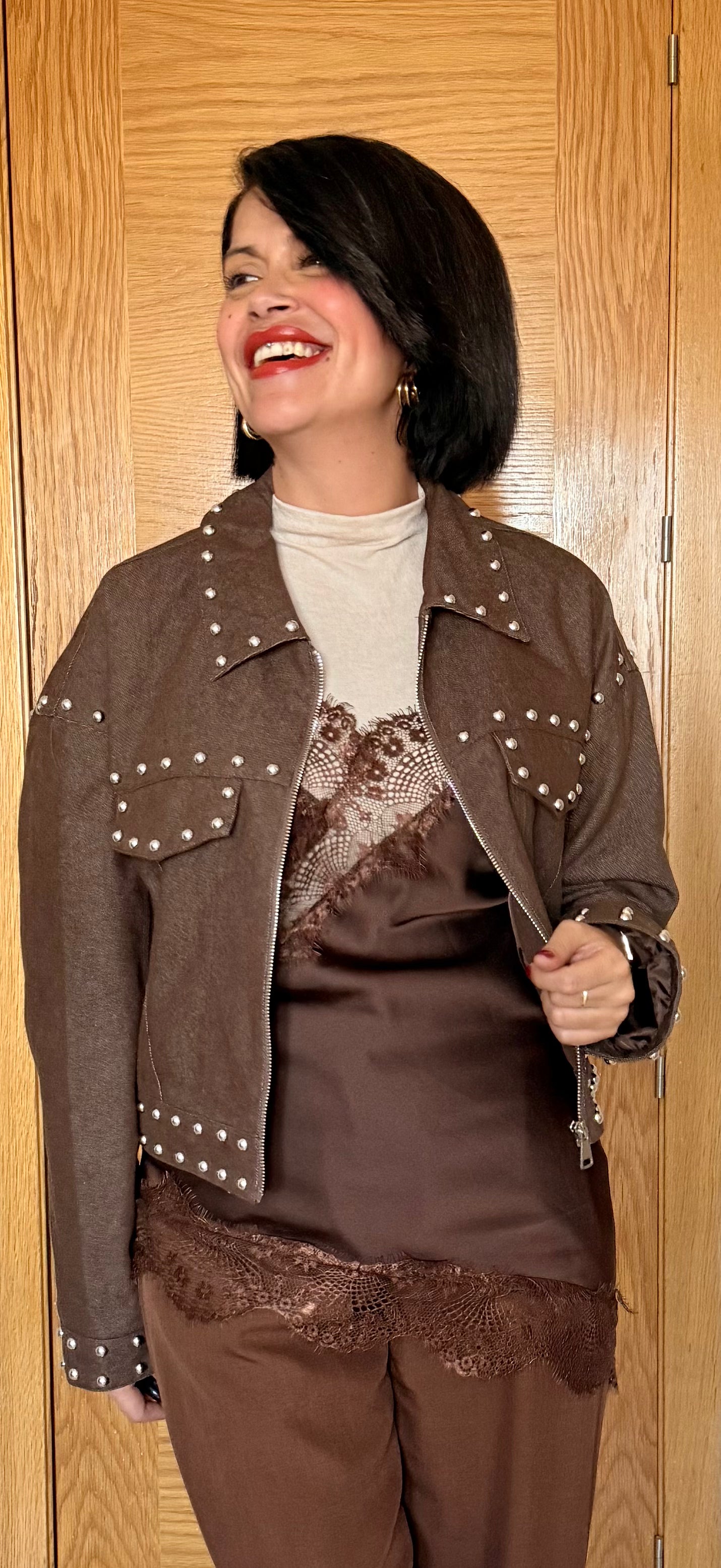 Chaqueta forrada tachas chocolate