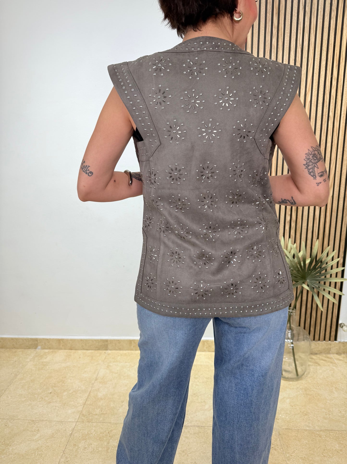 Chalecos gris tachuelas