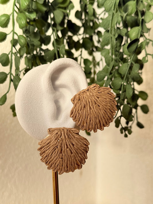 Pendientes rafia y acero concha camel