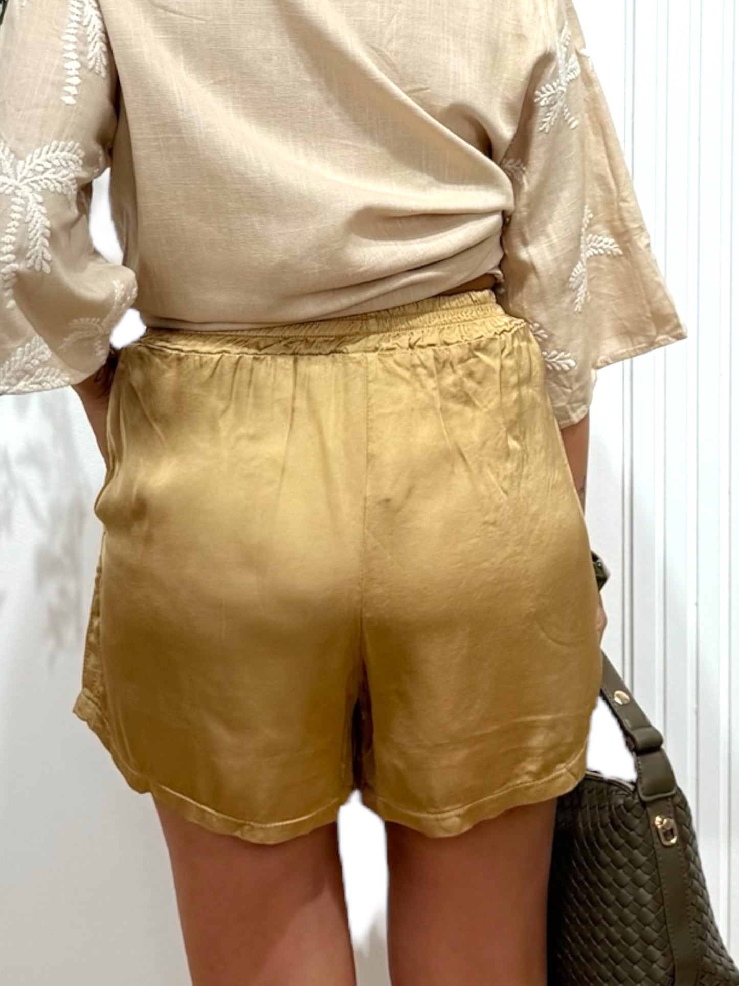 Short satinado camel