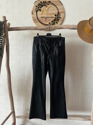 Pantalón polipiel negro con bolsillos delanteros