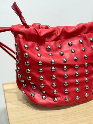 Bolso bombonera tachas rojo