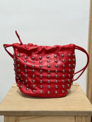 Bolso bombonera tachas rojo
