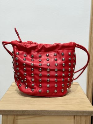 Bolso bombonera tachas rojo