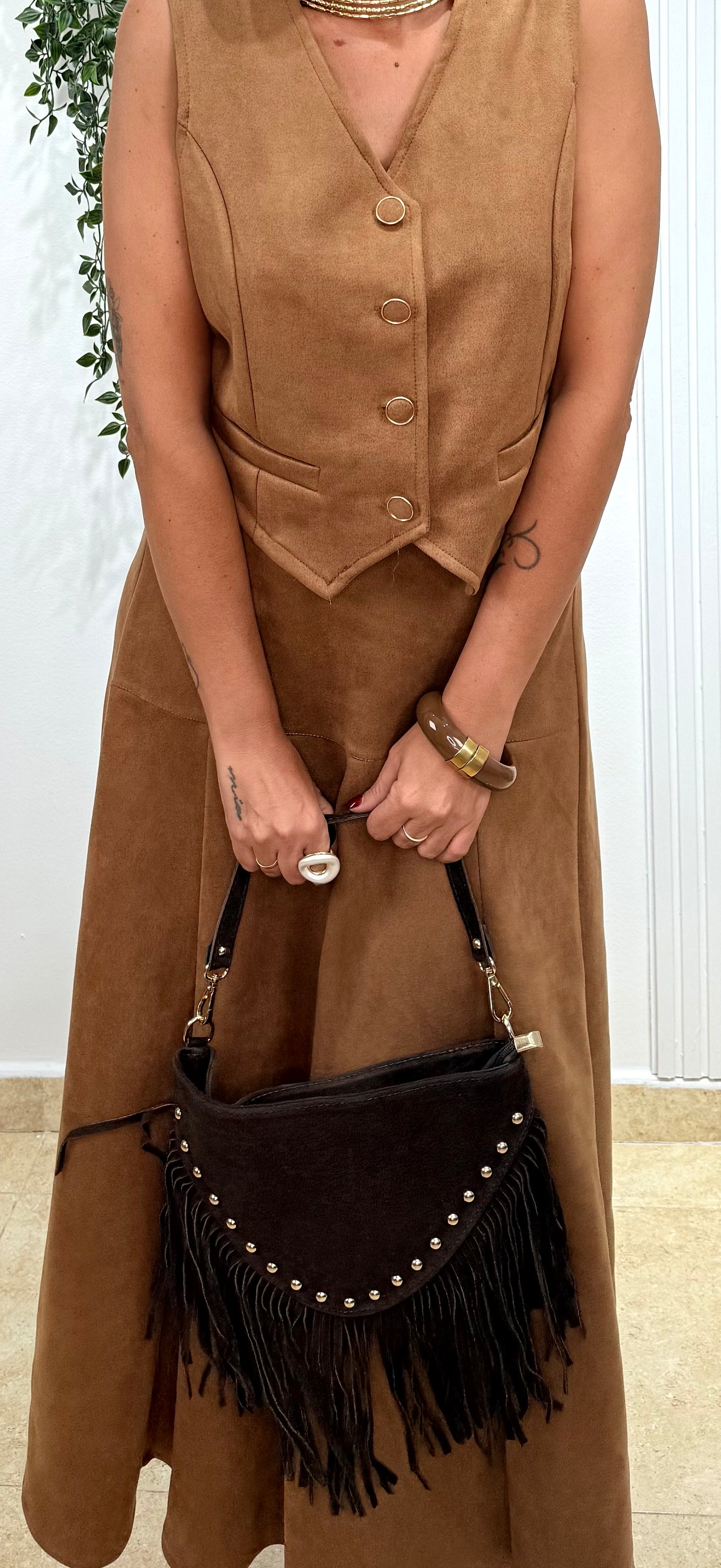 Bolso piel flecos y tachas chocolate