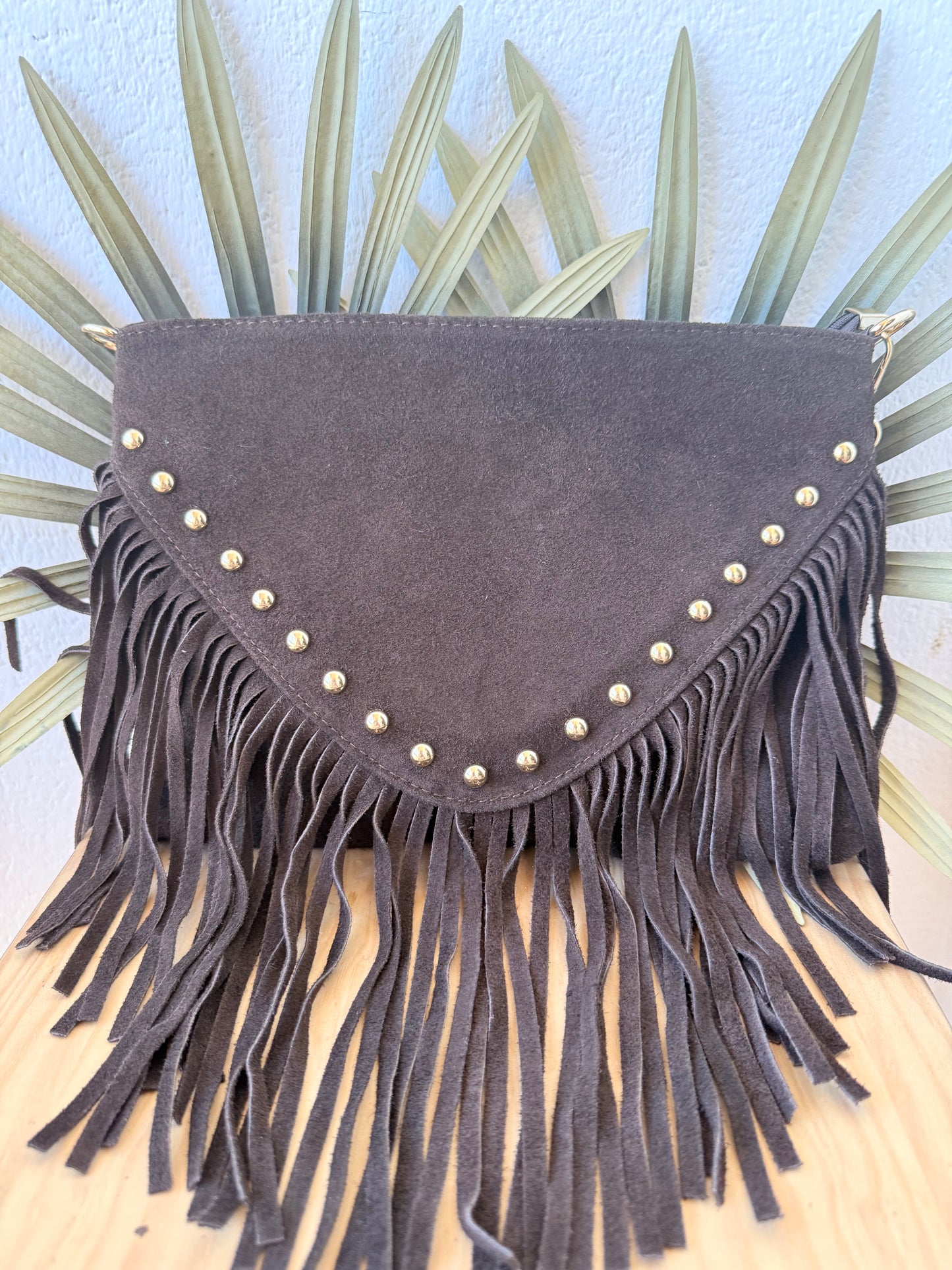 Bolso piel flecos y tachas chocolate