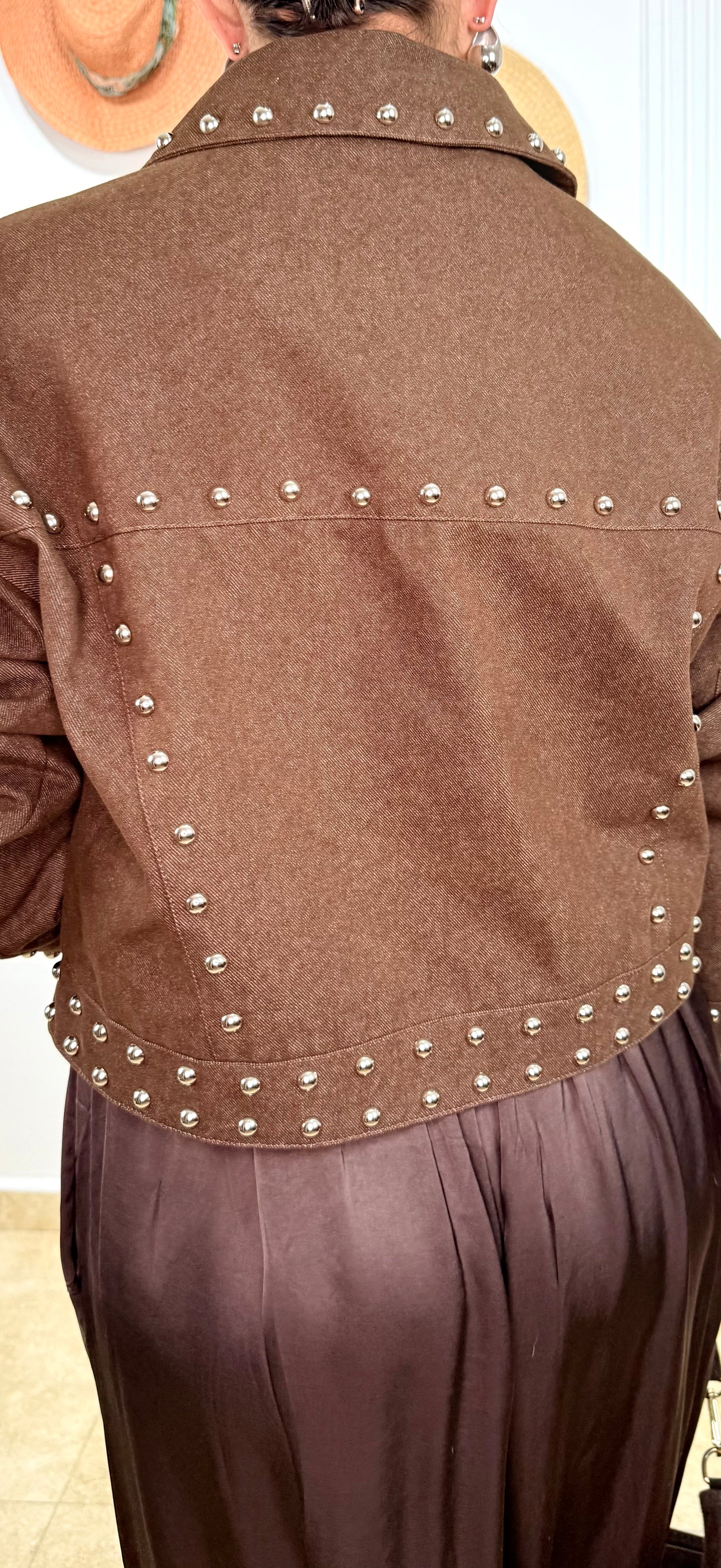 Chaqueta forrada tachas chocolate