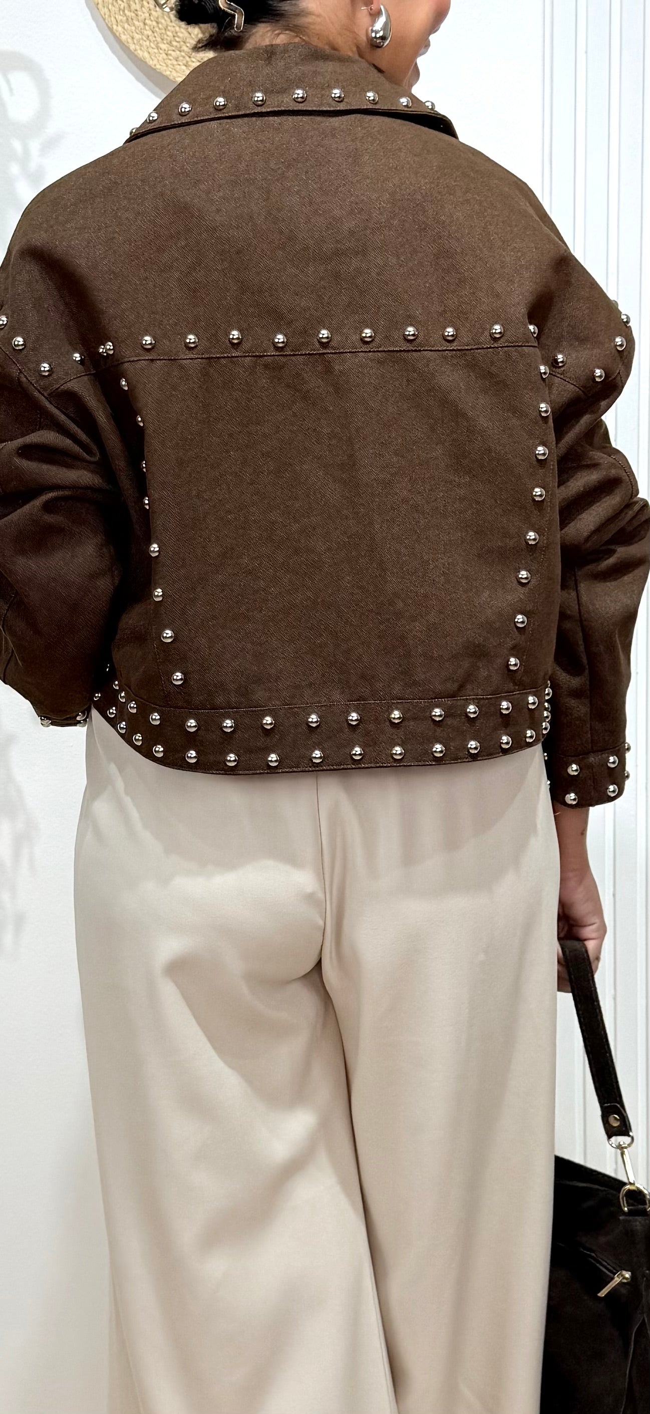 Chaqueta forrada tachas chocolate
