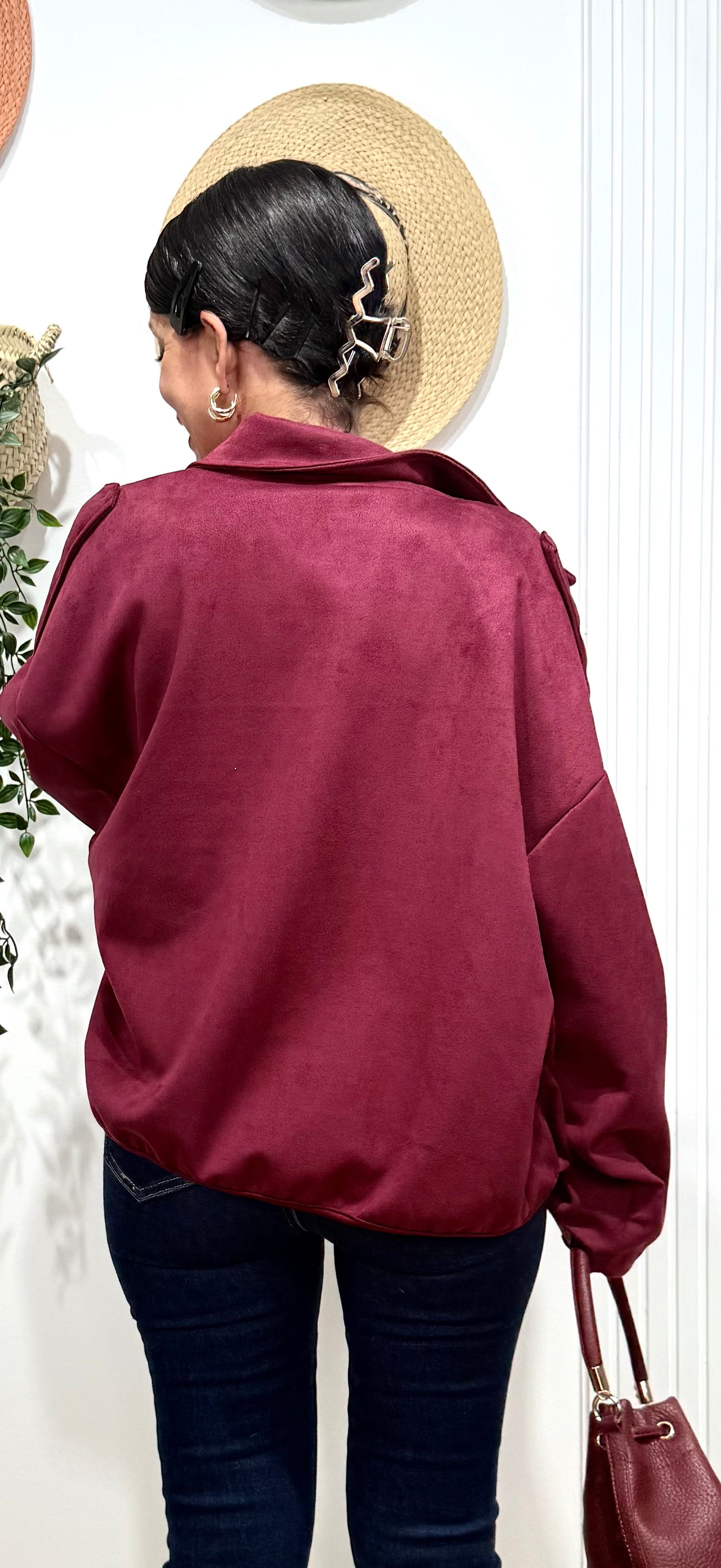Chaqueta burdeos detalle