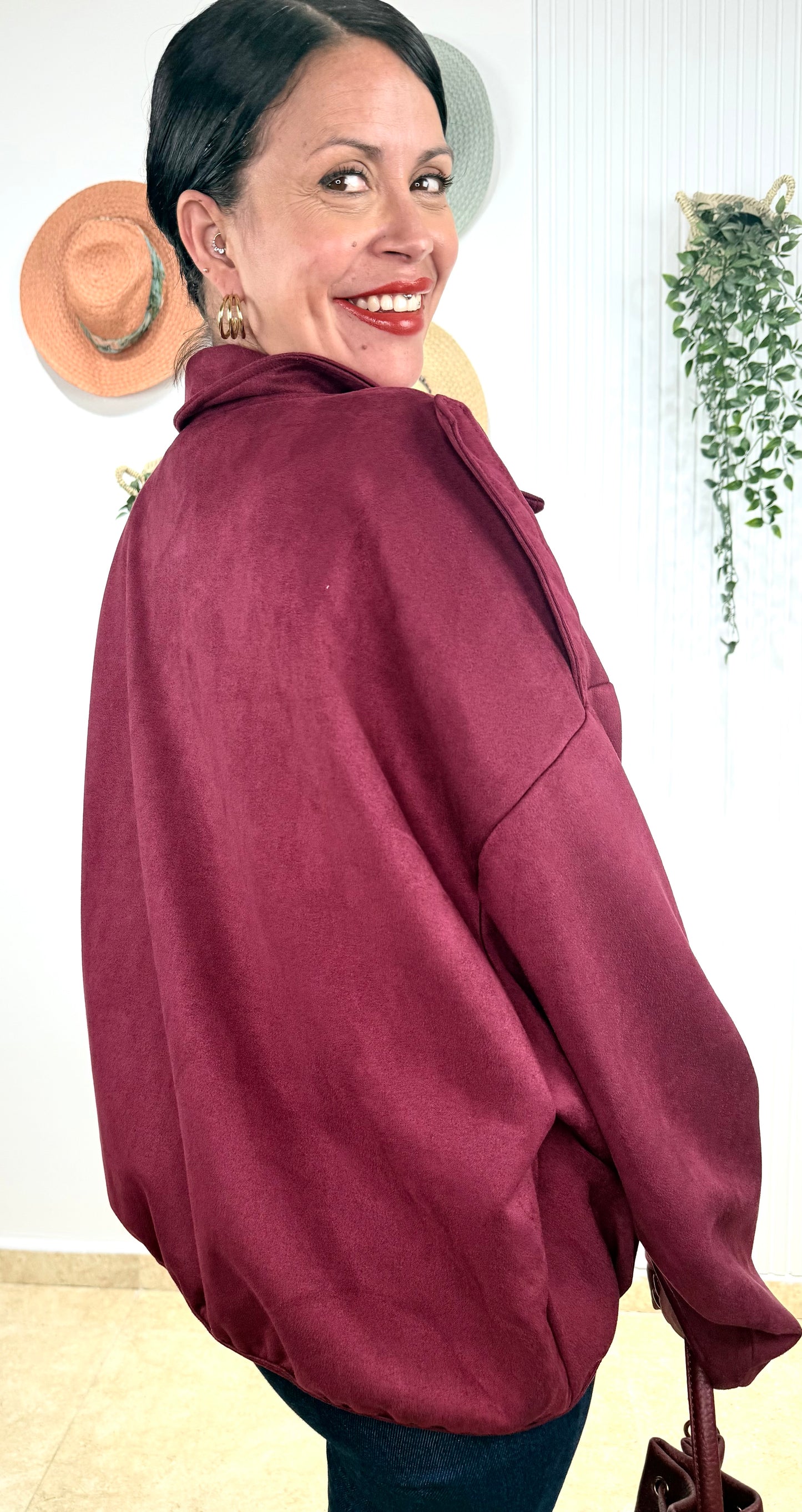 Chaqueta burdeos detalle