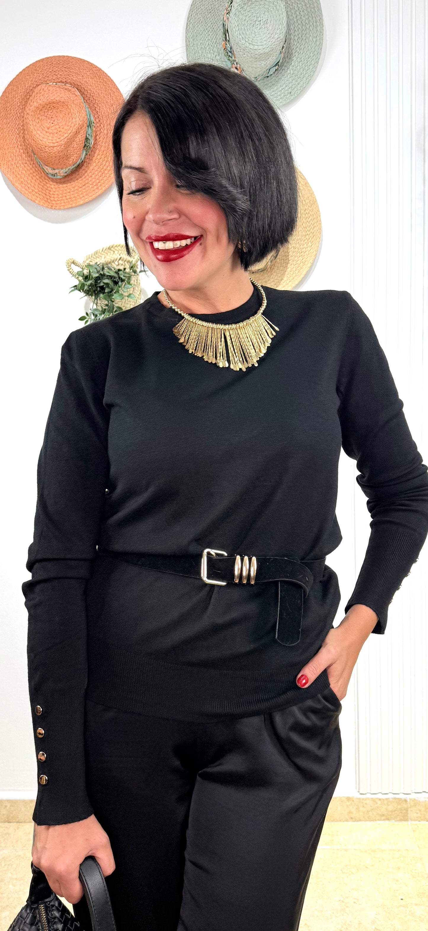 Jersey básico negro con detalle de botones