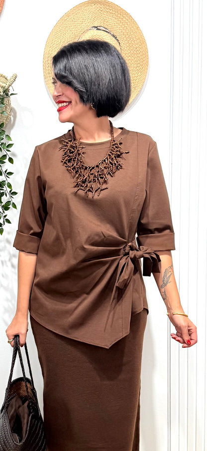 Camiseta marrón lazada