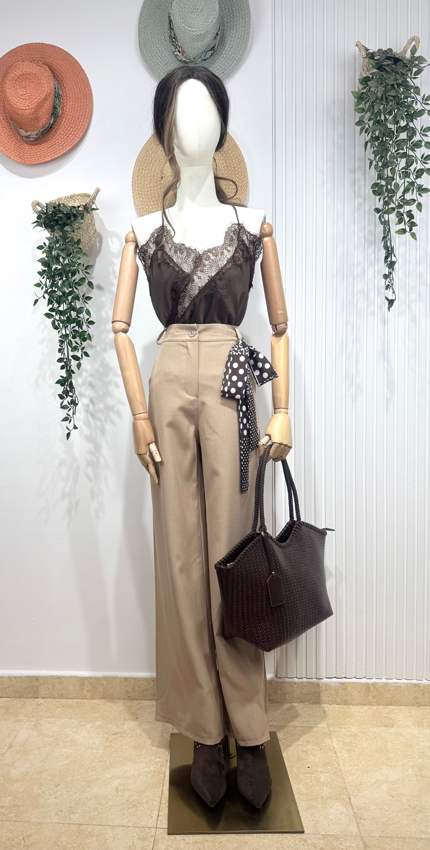Pantalón recto beige con pañuelo