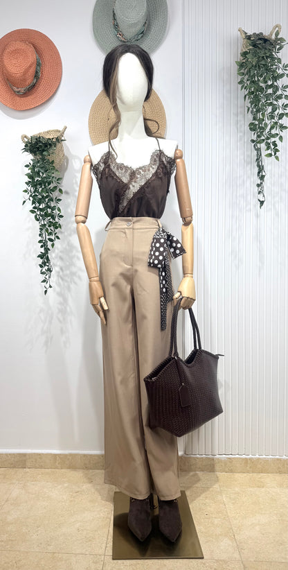 Pantalón recto beige con pañuelo