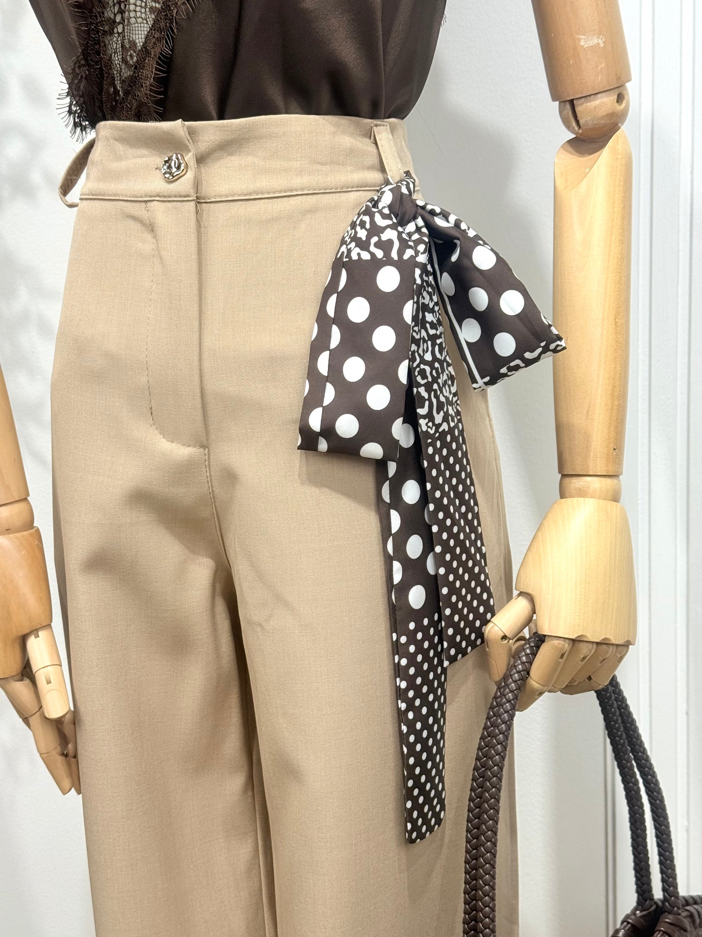 Pantalón recto beige con pañuelo